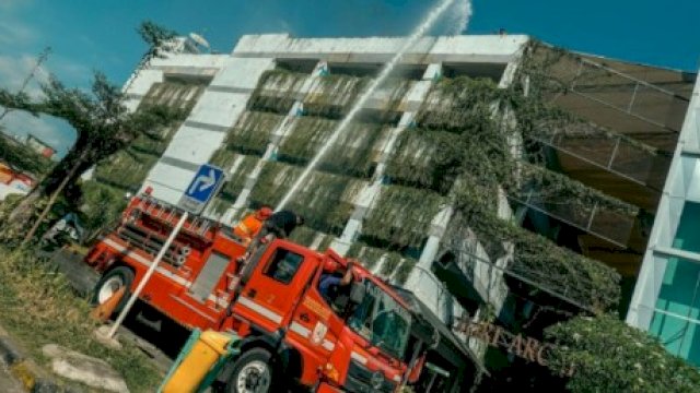 Mobil Damkar Makassar dikerahkan saat simulasi yang dilaksanakan Mall Ratu Indah (Mari) Makassar. (foto: Istimewa) 