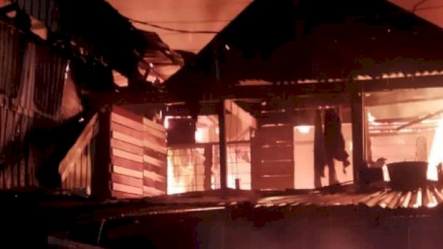 Penampakan rumah warga yang ikut terbakar di Jl Lamuru, Makassar, Jumat (23/6/2023) 