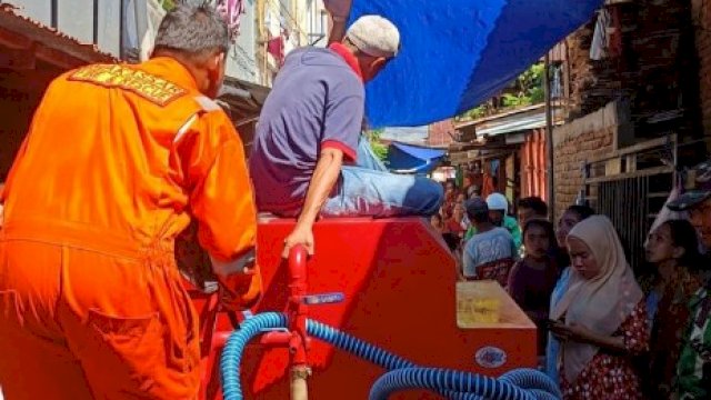 Tim Damkar Makassar bersama warga melakukan pemadaman terhadap rumah yang terbakar di Jalan Dg Tantu, Lorong 2, Kelurahan Rappokalling, Kecamatan Tallo, Kota Makassar, Kamis (15/6/2023).