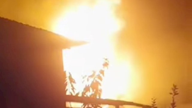 13 Armada Damkar Makassar Berhasil Padamkan Api yang Melalap 2 Rumah di Bontoloe