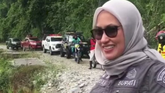 Bupati Luwu Utara, Indah Putri Indriani saat menjajal sendiri mobil dinas bernomor polisi DP 1 H dari ibukota Kecamatan Masamba sampai ke ibukota Kecamatan Seko, Selasa (12/9/2023). 