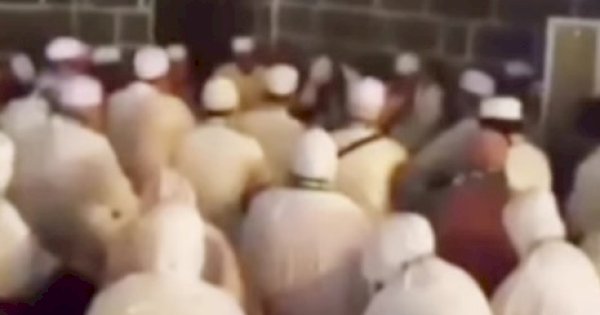 Jadi Tontonan, Jemaah Umroh Indonesia Lakukan Zikir Tak Biasa di Madina