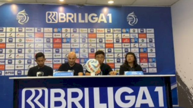 Pelatih PSM Makassar, Bernardo Tavares didampingi Reza Arya Pratama dalam sesi press conference, Minggu (24/9/2023).