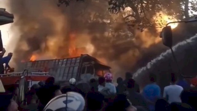Tangkapan layar saat terjadi kebakaran truk di gudang kontainer di Jl Panammpu, Makassar, Sabtu (30/9/2023). 