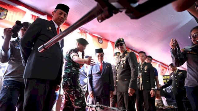 Pj Sekprov Sulsel Andi Muhammad Arsjad menghadiri Pameran Alutsista dalam rangka HUT TNI yang ke-78 tahun 2023, dengan mengangkat tema TNI Patriot NKRI Pengawal Demokrasi untuk Indonesia Maju, yang dilaksanakan di Anjungan Pantai Losari, Minggu, 1 Oktober 2023.