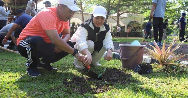 Pj Gubernur dan Kepala OPD Sulsel Tanam Pohon Salam di Rumah Jabatan