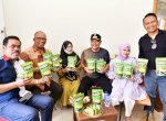 Sambangi Pelaku Usaha Rumahan Kripik Pisang, Pj Gubernur Bahtiar Bantu Promosi