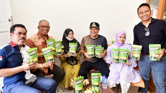 Sambangi Pelaku Usaha Rumahan Kripik Pisang, Pj Gubernur Bahtiar Bantu Promosi