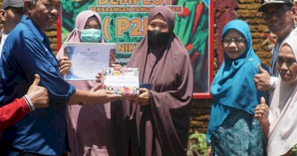 Pj Bupati Takalar Serahkan Hadiah Juara Lomba Pekarangan Produktif