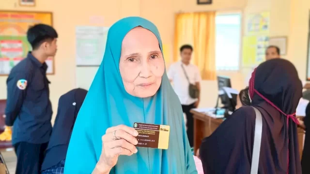 294 Pedagang di Pasar Sumpang Minangae Akhirnya Kantongi Kartu Legalitas dan Kecelakaan Kerja