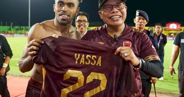 Usai Bantai Persib Bandung, Jagoan PSM Beri Hadiah Jersey ke Taufan Pawe