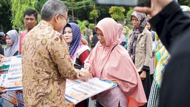 Wali Kota Parepare Salurkan Beras Sejahtera ke 1.852 Keluarga Penerima Manfaat