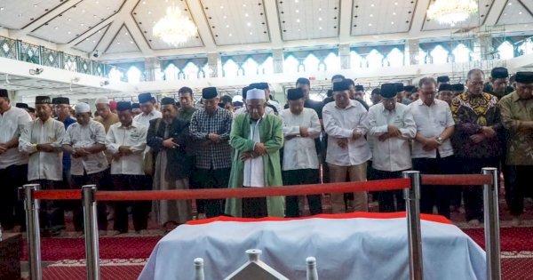 Jusuf Kalla dan Taufan Pawe Berada di Saf Depan Salati Jenazah Mantan Gubernur Amin Syam