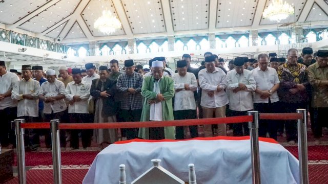 Jusuf Kalla dan Taufan Pawe Berada di Saf Depan Salati Jenazah Mantan Gubernur Amin Syam