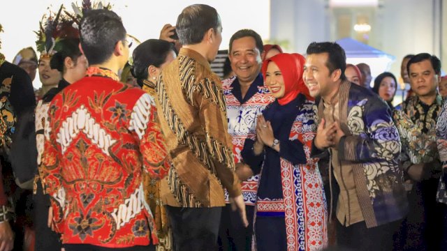 Pj Gubernur Sulsel Bahtiar Baharuddin, didampingi Pj Ketua Tim Penggerak PKK Sulsel Sofha Marwah Bahtiar, saat menghadiri acara Istana Berbatik dalam rangka peringatan Hari Batik Nasional yang digelar di depan Istana Merdeka, Jakarta Pusat, Minggu malam, 1 Oktober 2023. 