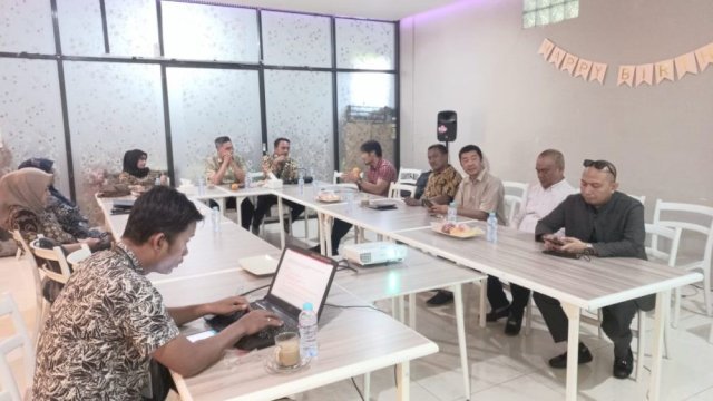 Suasana rapat Komisioner KID terkait Koordinasi Persiapan Monev KIP bersama Dinas Kominfo dan Statistik (Diskominfotik) yang berlangsung di Manna Caffe, Kota Gorontalo, Senin (2/10/2023).