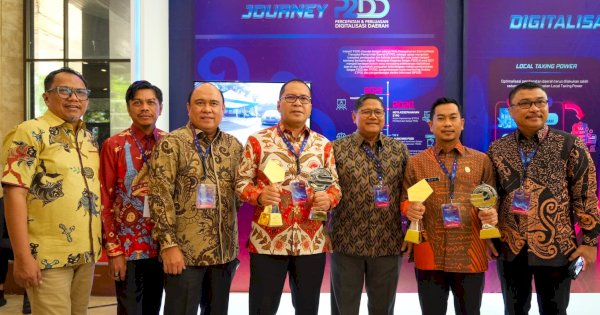 Kota Makassar Terima Penghargaan TP2DD 2023 Kota Terbaik dan Program Unggulan P2DD Terbaik