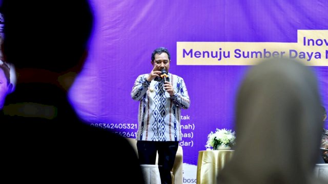 Pj Gubernur Sulsel, Bahtiar Baharuddin, memberikan motivasi pada 400 mahasiswa Universitas Bosowa (Unibos) pada seminar nasional yang mengangkat tema Inovasi Kolaborasi yang Inklusif Menuju Sumber Daya Manusia Unggul dan Kompetitif, Rabu (4/10/2023).