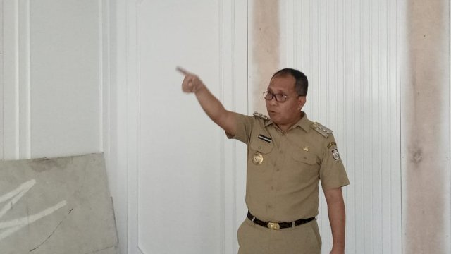 Wali Kota Makassar Moh Ramdhan Pomanto saat meninjau pengerjaan renovasi Kantor Balaikota di Lantai 2, Senin, (9/10/2023).