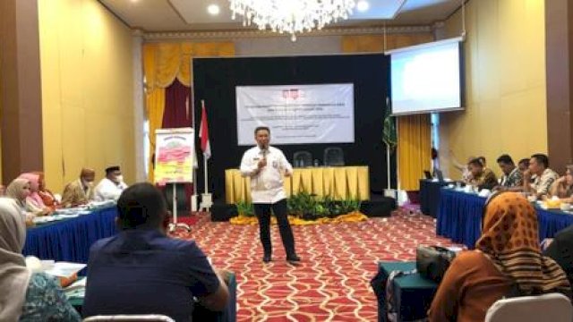 Penjabat Sekdaprov Gorontalo Budiyanto Sidiki bersama peserta Pelatihan Peningkatan Kapasitas Aparatur Desa dan Pengurus Kelembagaan Desa Program P3PD Gelombang Ke-4, bertempat di Grand Q Hotel Kota Gorontalo, Rabu (11/10/2023).