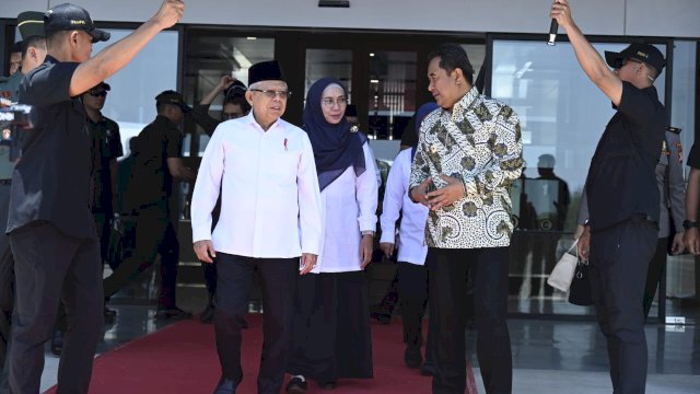 Batal Kunjungan ke Wamena, Pj Gubernur Bahtiar Dampingi KH Ma&#8217;ruf Amin Selama Transit di Makassar