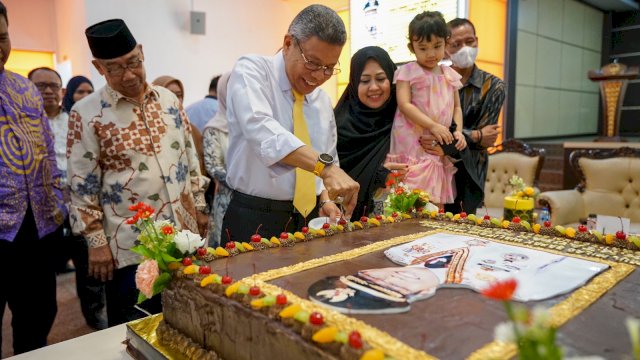 Wali Kota Parepare, Taufan Pawe merayakan Hari Ulang Tahun-nya (HUT) ke 58 dengan menggelar syukuran bersama jajarannya, di Auditorium B. J. Habibie, Rujab Pemkot Parepare, Sabtu, 14 Oktober 2023.