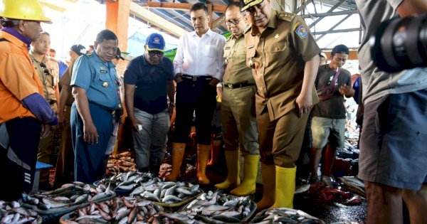 Pj Gubernur Bahtiar Pastikan Harga Ikan Stabil di TPID Poetere Makassar 