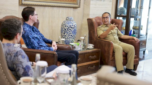 Wali Kota Makassar Moh Ramdhan Pomanto dan Konsulat Jenderal (Konjen) Australia Todd Dias saat melakukan pertemuan di kediaman pribadinya, Jl Amirullah, Selasa, (17/10/2023).