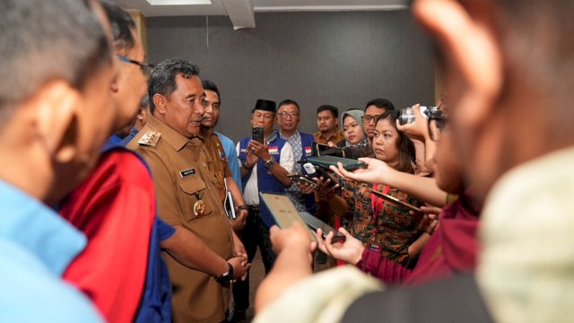 Penjabat Gubernur Sulsel, Bahtiar Baharuddin saat bsrdialog dengan Himpunan Nelayan Seluruh Indonesia (HNSI) Provinsi Sulsel, ke Kantor Gubernur, Selasa, 17 Oktober 2023.