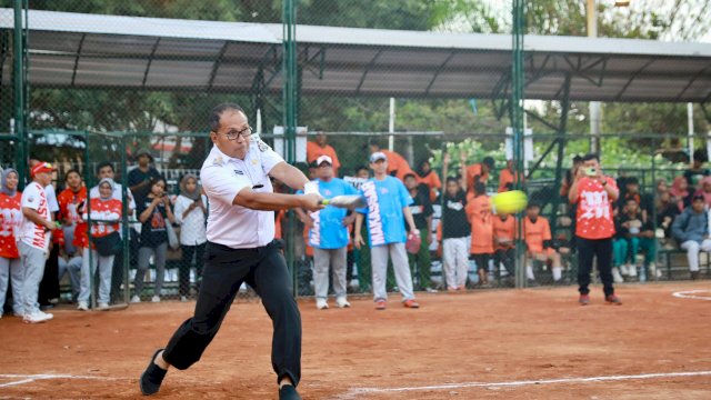 Danny Pomanto Unjuk Kemampuan di Kejuaraan Softball Wali Kota Cup Makassar 2023