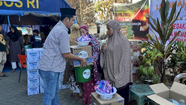 Santri Dukung Ganjar memberikan sejumlah bantuan kepada korban kebakaran di Kabupaten Bone, Sulawesi Selatan.