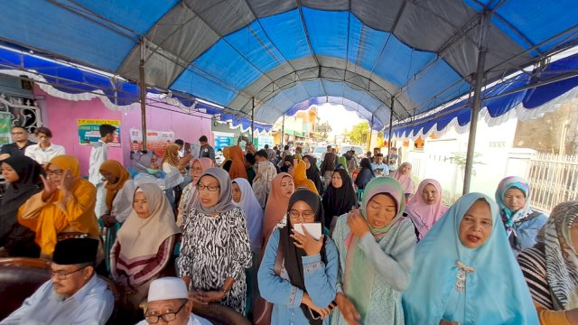 Meriahnya Emak-emak Hadiri Maulid daan Zikir yang Digelar Relawan Anies di Makassar