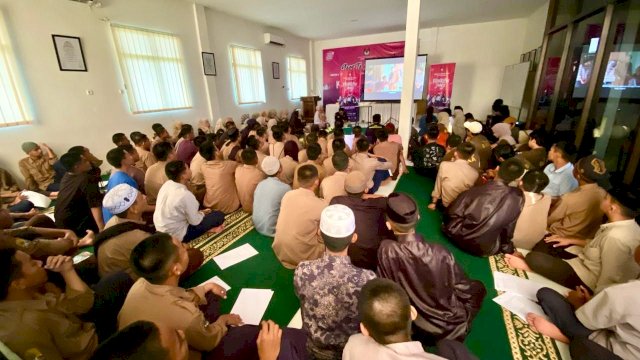 Sosialisasi Pemilu 2024, KPU Makassar Nobar &#8216;Kejarlah Janji&#8217; di Pesantren Gombara