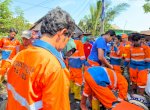 Satgas Kecamatan Tallo Bersama Pandawara Group Bersihkan Sampah di Kampung Nelayan