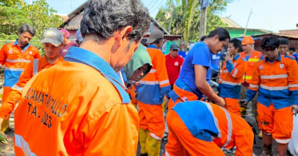 Satgas Kecamatan Tallo Bersama Pandawara Group Bersihkan Sampah di Kampung Nelayan