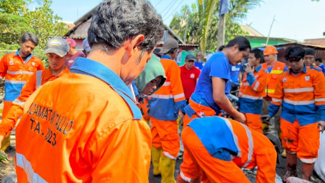 Satgas Kecamatan Tallo Bersama Pandawara Group Bersihkan Sampah di Kampung Nelayan