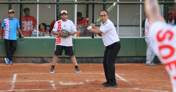 Danny Pomanto Unjuk Kemampuan di Kejuaraan Softball Wali Kota Cup Makassar 2023