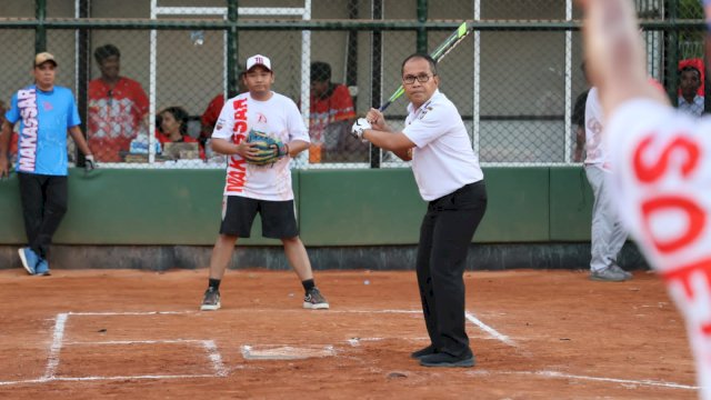 Danny Pomanto Unjuk Kemampuan di Kejuaraan Softball Wali Kota Cup Makassar 2023