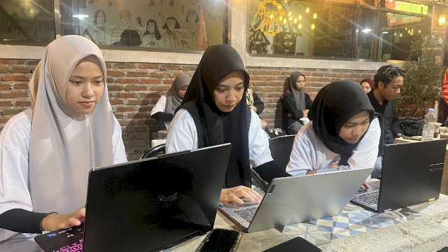 Sukarelawan Ganjar Pranowo yang tergabung dalam Orang Muda Ganjar (OMG) mengadakan kelas desain dengan tema "Pemuda Desa Beriklan: Kelas Desain Menuju Eksistensi Desa Wisata" di Anu Coffee Space and More, Jalan Manggarupi No.35, Kelurahan Batangkaluku, Kecamata Somba Opu, Kabupaten Gowa, Sulawesi Selatan, Minggu (29/10/2023).