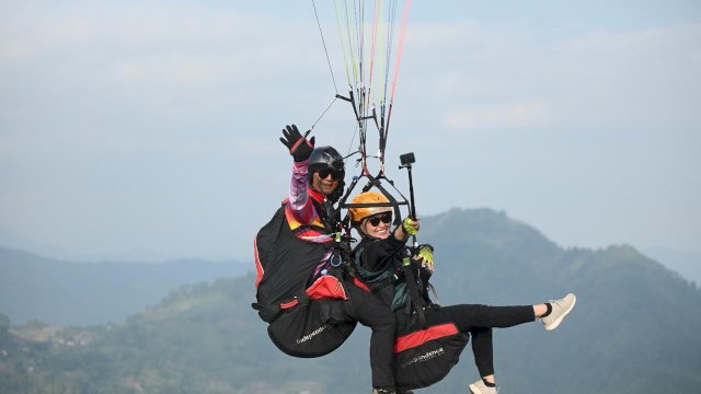 Bupati Luwu Utara, Indah Putri Indriani ikut mengeksplorasi potensi wisata paralayang di Kecamatan Rongkong tepatnya di Desa Marampa, Senin (30/10/2023).