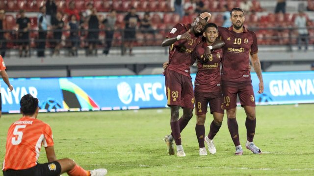 Adilson Silva, Ananda Raehan, dan Everton Nascimento saat merayakan gol ketiga PSM yang dicetak Adilson di laga ketiga Grup H, AFC Cup 2023-2024 melawan Hougang United di Stadion Kapten I Wayan Dipta, Bali, Kamis (25/10/2023). (foto: Official PSM) 