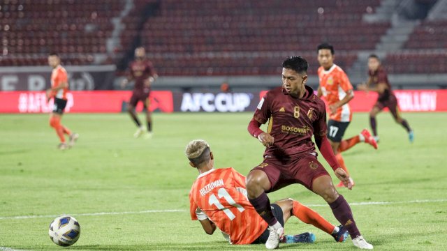 Ananda Raehan saat berduel dengan pemain Hougang United pada match ketuga Grup H, Piala AFC Cup 2023-2024 yang berlangsung di Stadion Kapten I Wayan Dipta, Bali, Rabu (25/10/2023). (foto: Official PSM) 