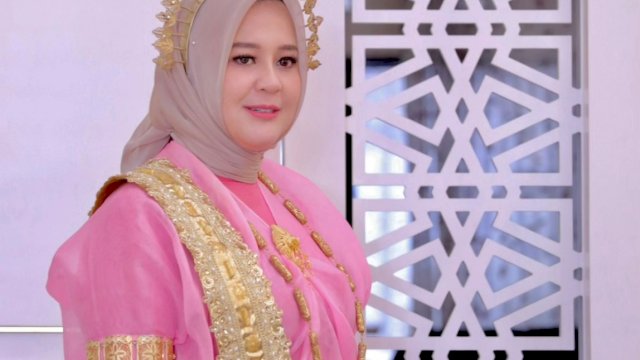 Wakil Wali Kota Makassar, Fatmawati Rusdi, mengenakan baju bodo saat HUT Kota Makassar 416. 