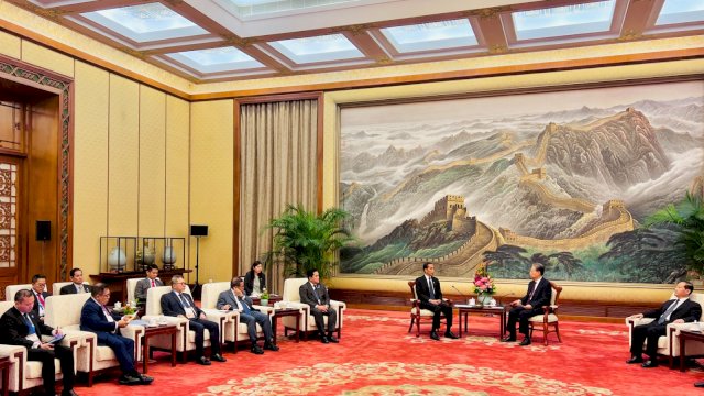 Presiden RI Joko Widodo (Jokowi) melakukan pertemuan bilateral dengan Ketua Kongres Rakyat Nasional Republik Rakyat Tiongkok (RRT) Zhao Leji pada Rabu (18/10/2023), di Great Hall of The People, Beijing.