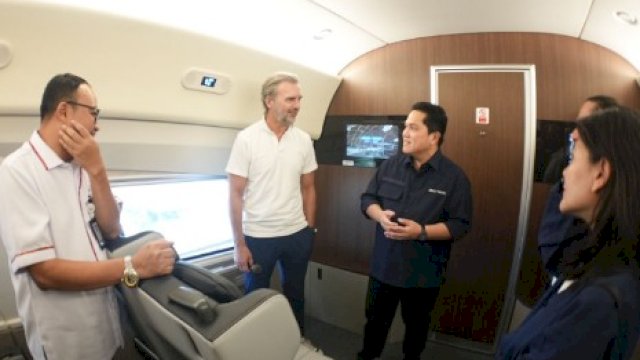 Ketua Umum PSSI Erick Thohir bersama FIFA Team Project Venue Management Christian Schmoelzer dan Venue Manager FIFA Sunny Kohli naik kereta cepat Whoosh dari Stasiun Halim, Jakarta, ke Stasiun Tegalluar, Bandung, pada Senin (9/10/2023).