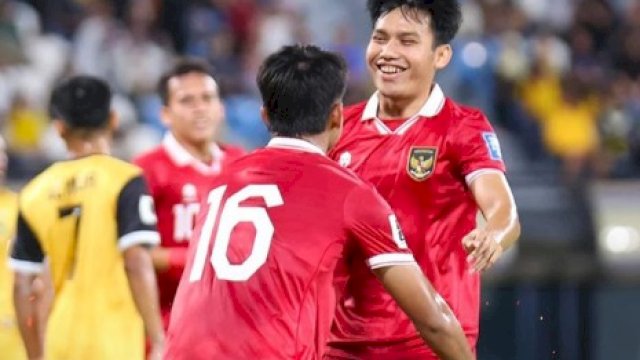 Witan Sulaeman melakukan seleberasi bersama Hokky Charaka dalam laga Timnas Brunai Darussalam vs Timnas Indonesia di leg kedua kualifikasi Piala Dunia 2026 babak pertama di Stadion Hassanal Bolkah, Brunai, Selasa (17/10/2023). (foto: Ig/Timnas Indonesia) 