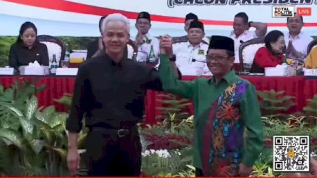 Capres dan Cawaprea PDIP, Ganjar Pranowo/Mahfud MD saat pengumuman Cawapres yang dilakukan Ketum PDIP Megawati Soekarnoputri di Jalan Diponegoro, Jakarta Pusat, Rabu (18/10/2023). (tangkapan layar YouTube Total Politik) 