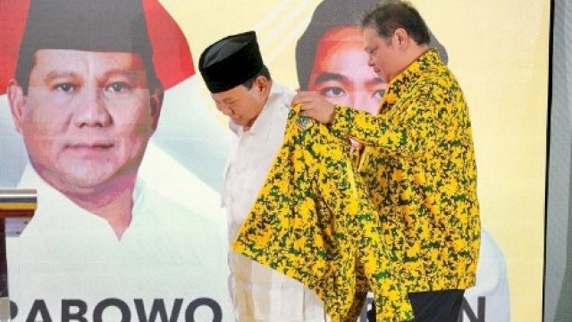 Ketua Umum Partai Golkar Airlangga Hartarto saat memakaikan jaket Golkar ke Prabowo Subianto pada Rapimnas Golkar di Kantor DPP Partai Golkar, Jakarta Sabtu (21/10/2023). (foto: Partai Golkar) 