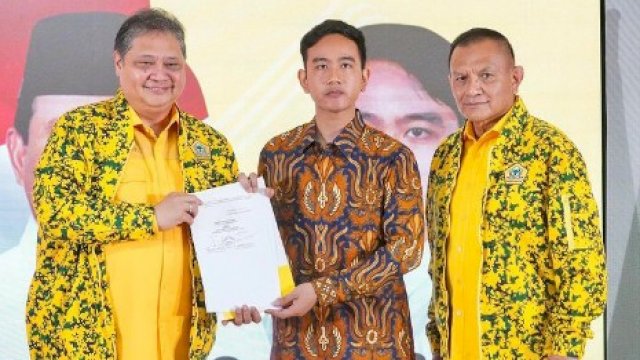 Ketua Umum Partai Golkar Airlangga Hartarto usai mendeklarasikan Gibran Rakabuming Raka sebagai cawapres Prabowo Subianto pada Ppres 2024 mendatang. (foto: Partai Golkar) 