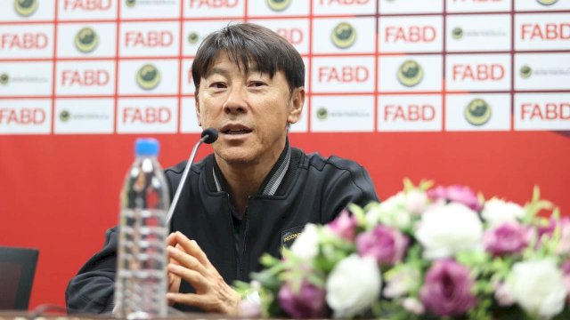 Pelatih Timnas Indonesia, Shin Tae-yong saat menghadiri sesi press conference jelang melawan Timnas Brunai Darussalam di kualifikasi Piala Dunia leg kedua babak pertama. (foto: PSSI) 